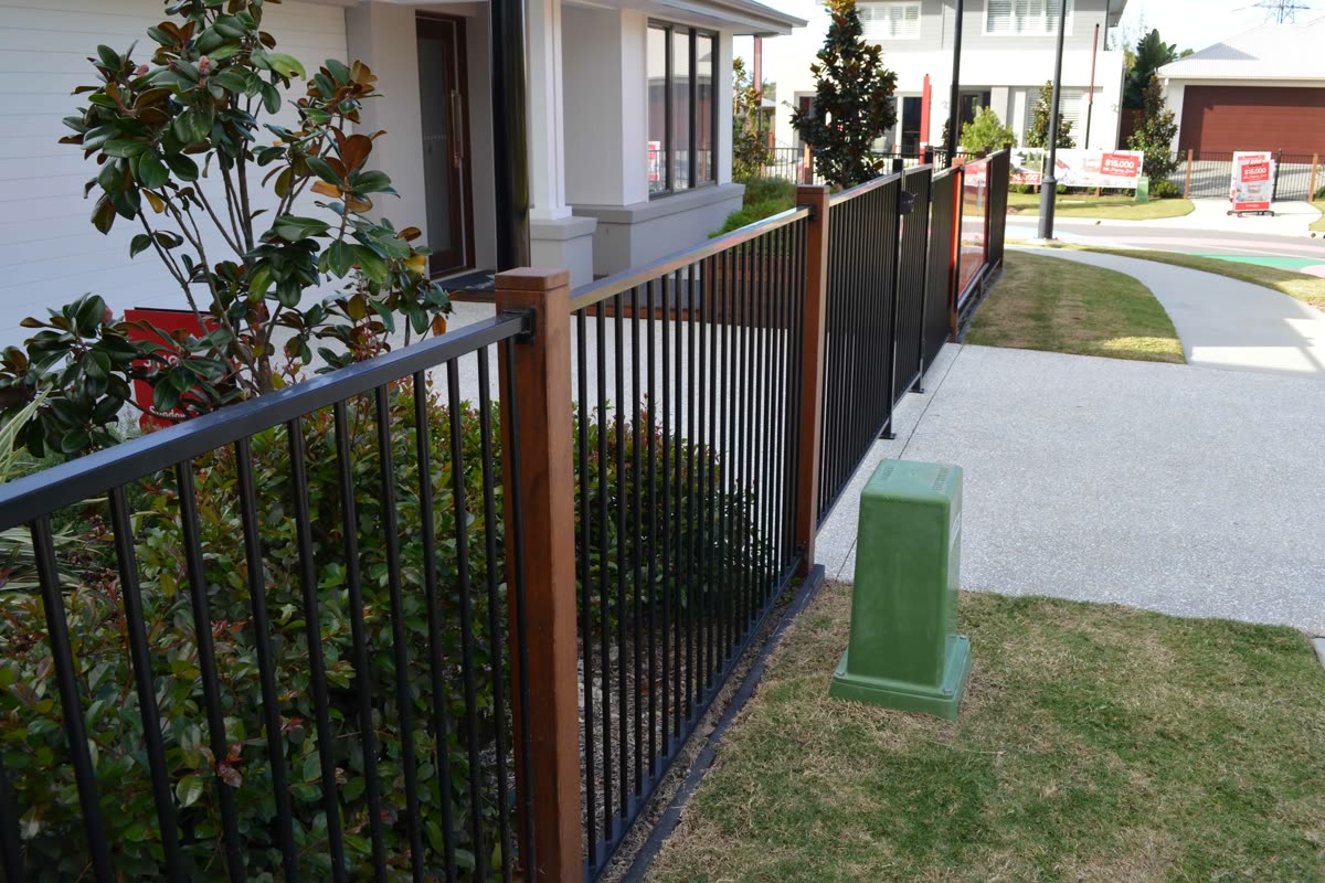 Aluminium fencing installation